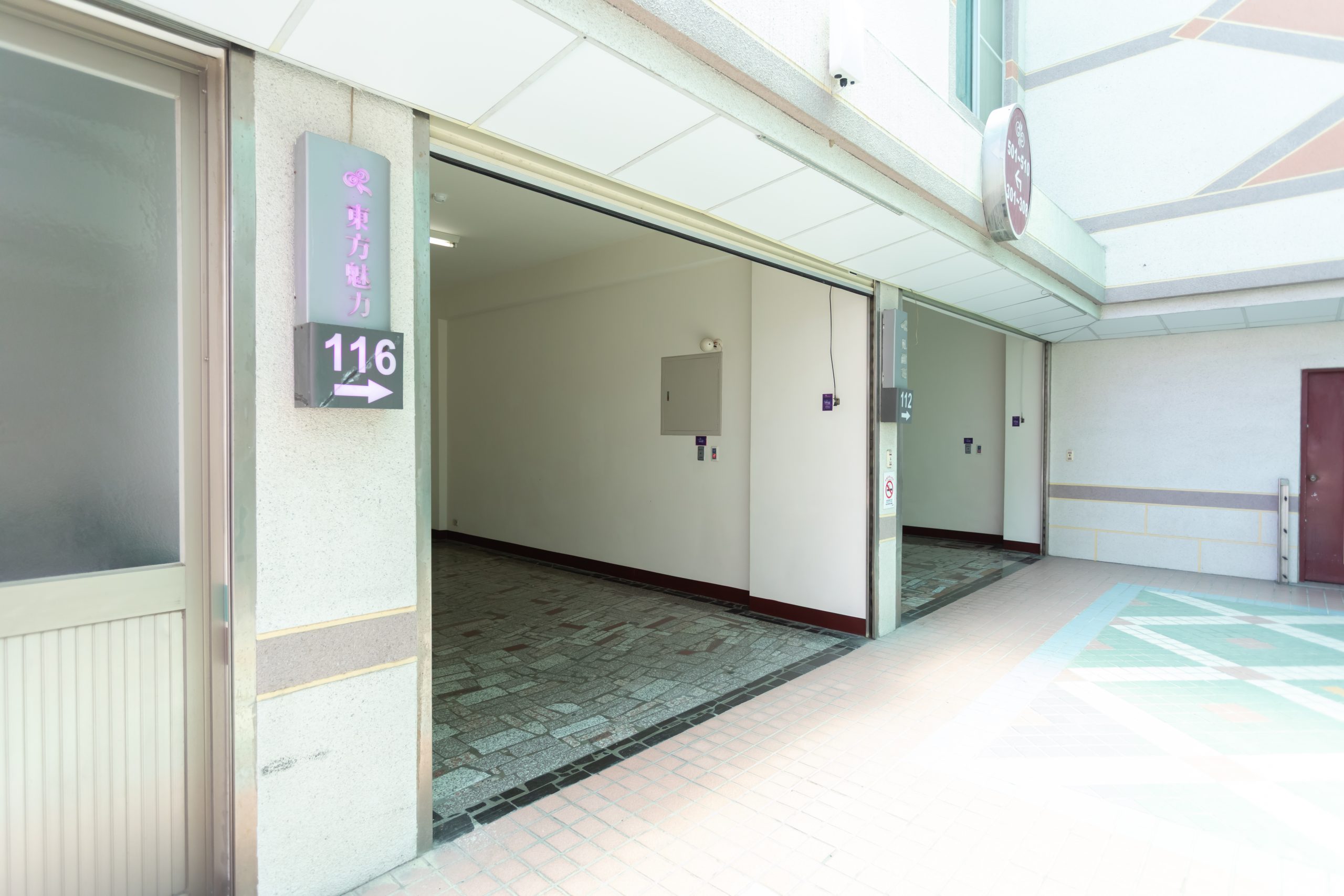 歐美汽車旅館車庫